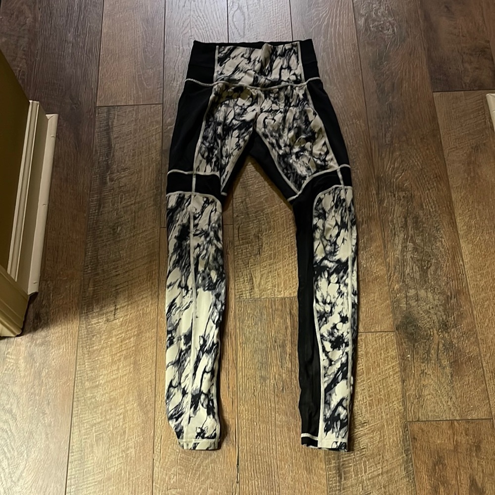 Lululemon leggings. Size 6! Rare pattern